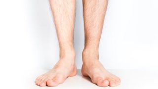 切断した自分の足を『枕代わり』にされてる男性 →動画像
