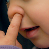 【衝撃研究】幼女が『鼻クソ』を食べるのは本能的行動