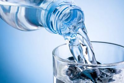 【衝撃】世界で流通してるボトル飲料水90％超に混入しているモノが話題 これって大問題じゃ、、