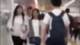 【危険】新宿駅で女性に『タックル』を繰り返す男の動画が拡散 ⇒