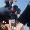 【炎上】警察がビキニ女性を馬乗りフルボッコ →GIFと動画