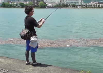 【ヤラセ疑惑炎上】釣り人YouTuber 撮影中に釣り竿を折られるトラブル →GIFと動画