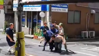 【クロネコパンチ】警察官とヤマトお兄さんが刃物男を捕獲の瞬間 ⇒GIFと動画