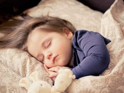 子供が眠り込んで起きなくなる「生存放棄症候群」がスウェーデンだけで発生