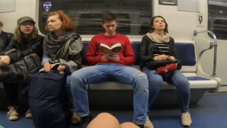 女子大生が電車で『股を開いて座っているバカ男』の股間に液体をかける運動を開始 →動画像