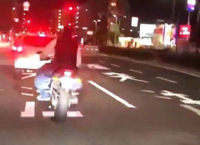 【ださっｗ】煽り運転してるバイクが目の前で転げる恥ずかしい動画が拡散ｗｗｗｗｗｗｗ