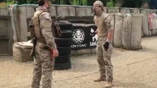 【接近戦】拳銃 vs. ナイフ 至近距離でどちらが強いか検証してみた→GIfと動画
