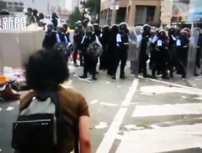 【炎上】香港で感動演説したオバちゃん  至近距離から顔面を撃たれる衝撃映像「世界中から警察に怒り」
