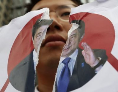 【伝統芸】 キムチ戦士も登場 巨大な旭日旗を引き裂く韓国人たち →画像