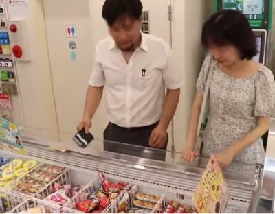 【動画像】韓国人男女がコンビニで商品のアイスに顔をつけるなど不衛生行為