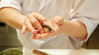 【悲報】寿司を食べた韓国人男性が左手を失う