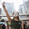 【画像】香港女性『マスク禁止法』に対抗する必殺技を考案