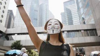 【画像】香港女性『マスク禁止法』に対抗する必殺技を考案