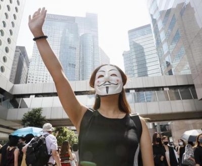 【画像】香港女性『マスク禁止法』に対抗する必殺技を考案