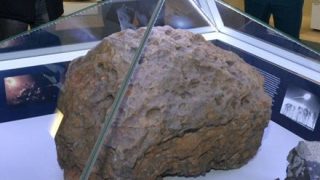 【動画ｱﾘ】展示されていた隕石の展示ケースが勝手に上昇 原因は科学では証明できず