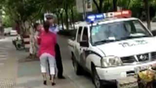 ◆中国クオリティ◆警官さん、子供ごと母親を地面に叩きつける衝撃映像