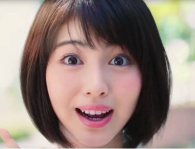 【動画】浜辺美波さん、うっかり前屈みポーズをしてしまう