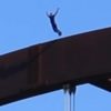 ◆衝撃映像◆60mの高さの橋から川に飛び込んだYouTuberが頭蓋骨を骨折 →