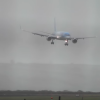【神業動画】旅客機さん、横向きで着陸。