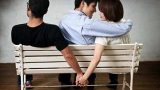 彼氏も出来たのに、店長とのセフレ関係をズルズルしちゃってる……