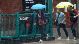 【悲報】NYで記録的な豪雨、地下鉄が地獄絵図に →動画