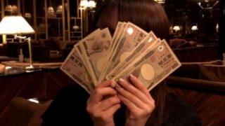 【犯行映像】ギャラ飲み女子さん、男の財布から金を抜き取る瞬間を晒される →動画像
