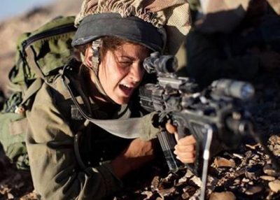 【動画】女性兵士「バカにしないで！重火器だって使えるわ！」→