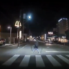 【ドラレコ映像】「これ私悪いでしょうか・・・」信号無視の歩行者さん、轢かれそうになり逆ギレ