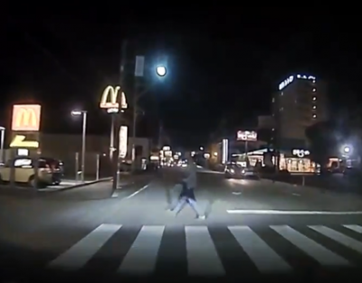 【ドラレコ映像】「これ私悪いでしょうか・・・」信号無視の歩行者さん、轢かれそうになり逆ギレ