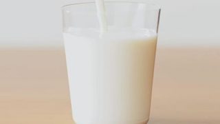 【衝撃】1年間、飲み物を『全て牛乳』にした結果 →