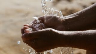 【疑問】「アフリカの子供達は毎日何時間もかけて水汲みに行きます…」←こいつらが水辺に引っ越さない理由