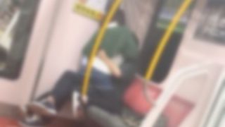 【優先席悲報】まんさん、電車で発情してしまう【動画】