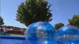 【衝撃映像】透明球体に入った子供、強風で空高く飛ぶ…