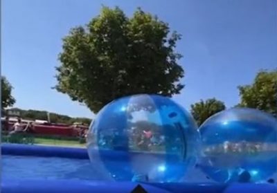 【衝撃映像】透明球体に入った子供、強風で空高く飛ぶ…