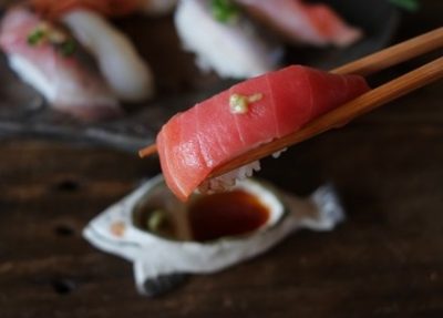 【マナー悲報】寿司屋さん「お願いだから、ワサビを醤油に溶かさないで」