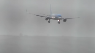 【神業動画】旅客機さん、お前らが思うより横向きで着陸【→】