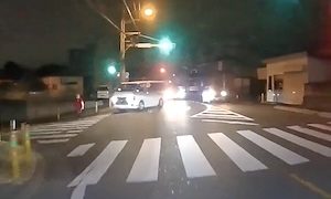 【動画】ダッシュ右折したハイエースが老人をはねてしまう事故。（神奈川）