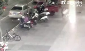 【中国】花火で遊んでいた小さな男の子が大怪我しかけた危ない事故の映像。