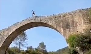 高さ28メートル。古い橋から川へ飛び込んだ少年が重傷を負った事故の映像。
