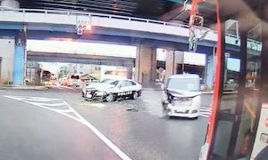 【動画】大阪の大日町1丁目交差点でパトカーがド派手に事故ってしまう。