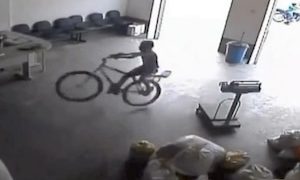 何キロ出てたｗｗｗ自転車でダイナミック入店してしまった少年の映像。