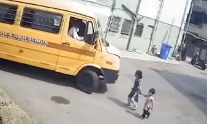 【衝撃】スクールバスに幼い兄弟がはねられてしまう事故の映像が公開される。