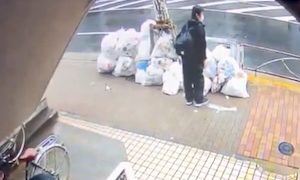 【東京】放火の犯行の瞬間がマンションの防犯カメラに映る。