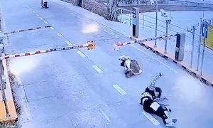 【痛い】この2人乗りバイクの事故映像。そうなんのかよ(´･_･`)