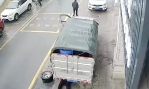 【動画】トラックの整備中にジャッキが落ち、男性が下敷きになってしまう事故。
