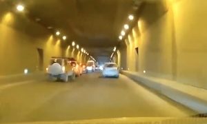 トンネル内で発生した追突事故。スマホ運転の証拠がドラレコにばっちり映る。