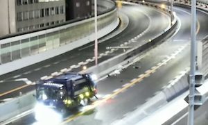 標識吹っ飛び二次被害。阪神高速の扇町カーブで発生した事故のビデオ。
