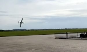 【動画】ダックスフォードで航空機事故。失速したSR22が滑走路近くに墜落してしまう。