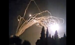 【軍事】レバノンから発射された多数の飛翔体を迎撃するアイアンドームの映像。