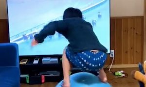 【阪神】テレビの前で騎手のトレーニングをする小学生の動画が話題に。